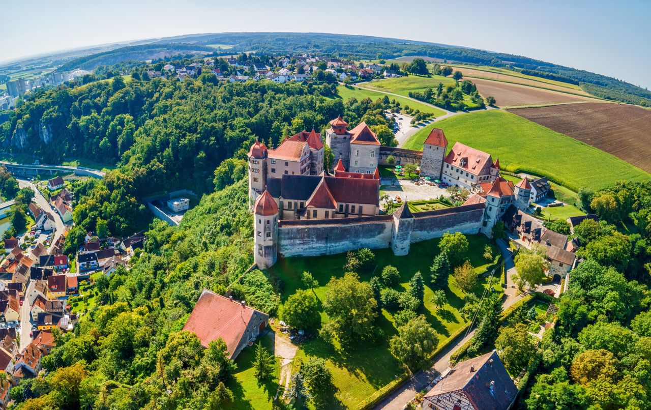 Bayerische Stadt Harburg von oben, aufgenommen mit einer Drohne im Herbst mit farbiger Umgebung
