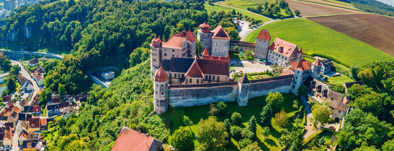 Bayerische Stadt Harburg von oben, aufgenommen mit einer Drohne im Herbst mit farbiger Umgebung