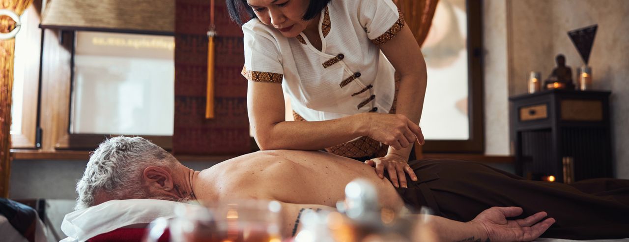 Ein Mann bekommt eine Massage bei einer Ayurveda Kur in Österreich