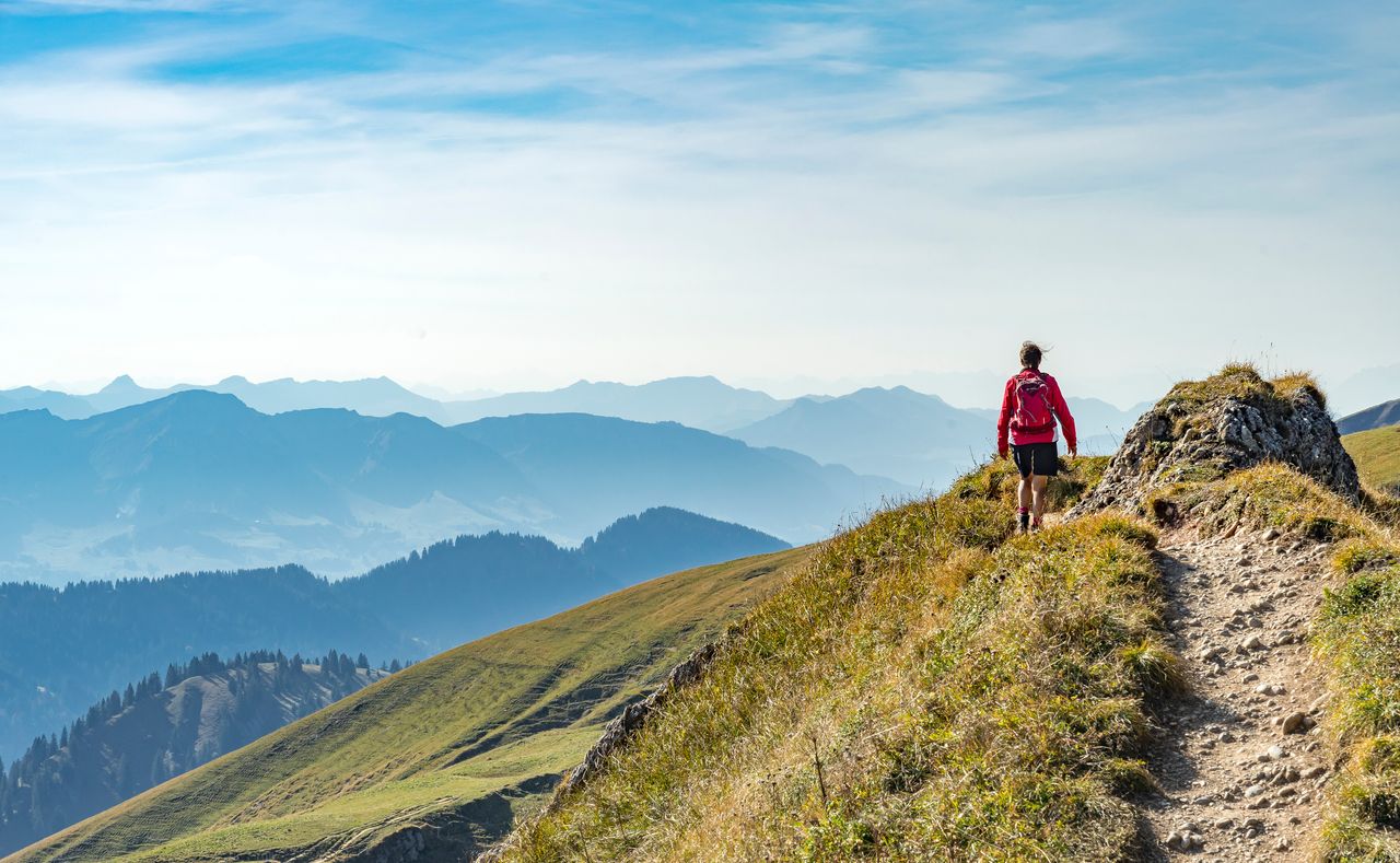 Mann beim Wandern in Bayern