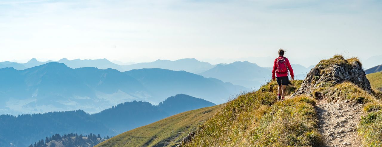 Mann beim Wandern in Bayern