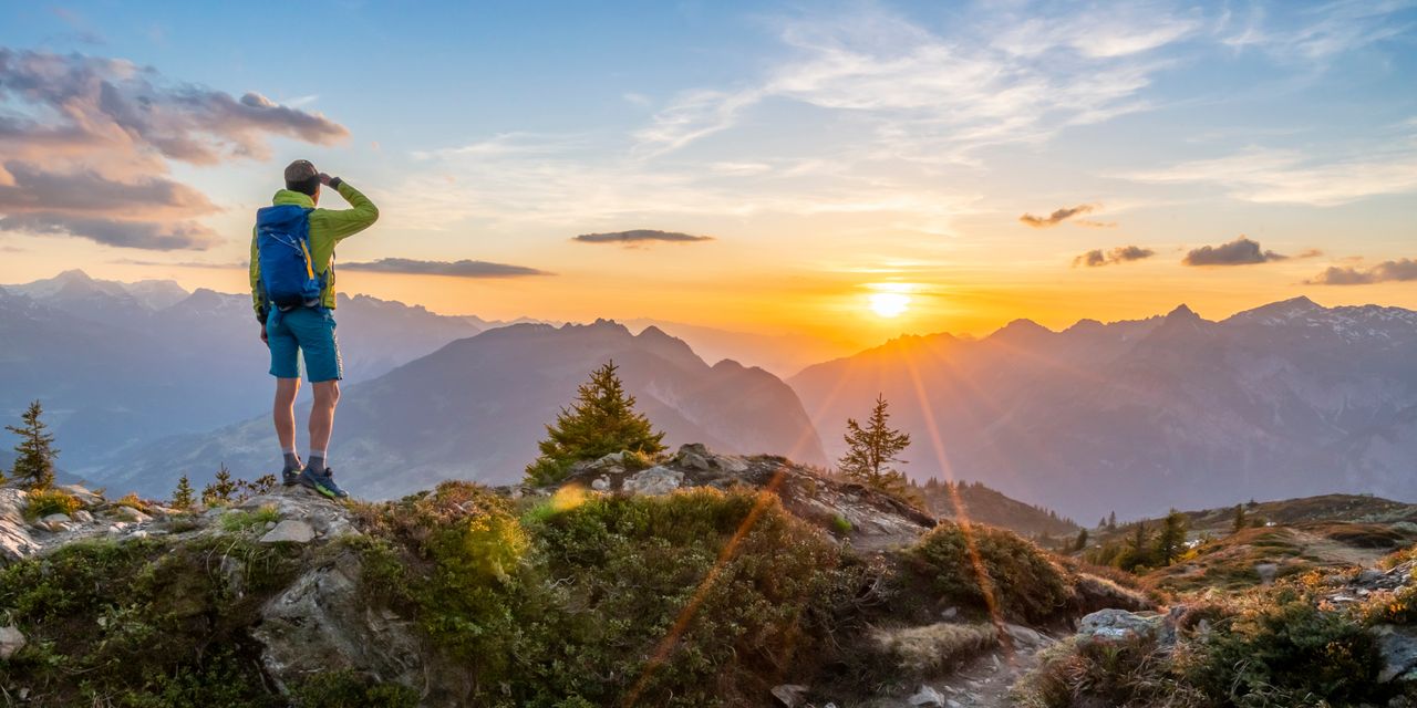 Mann beim Wandern in Bayern