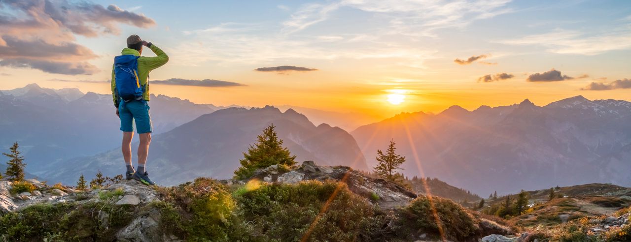 Mann beim Wandern in Bayern