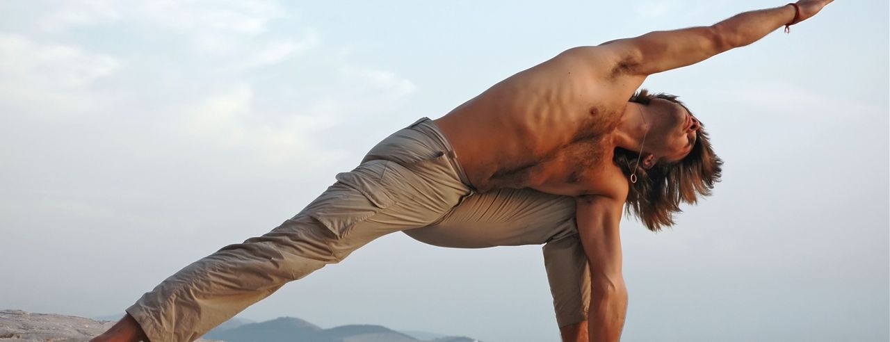 Eine Gruppe von Frauen beim Yoga auf einer Wiese