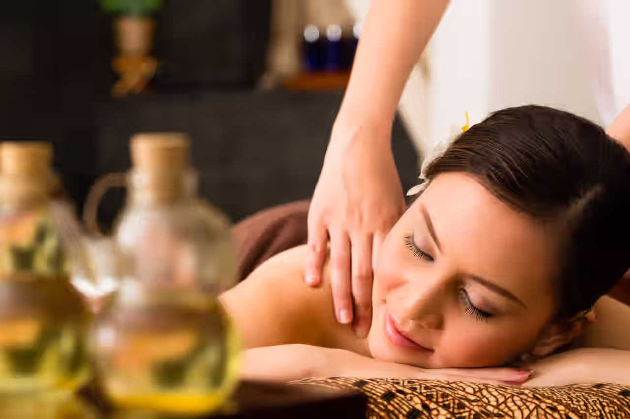 Eine Frau bei einer ayurvedischen Massage