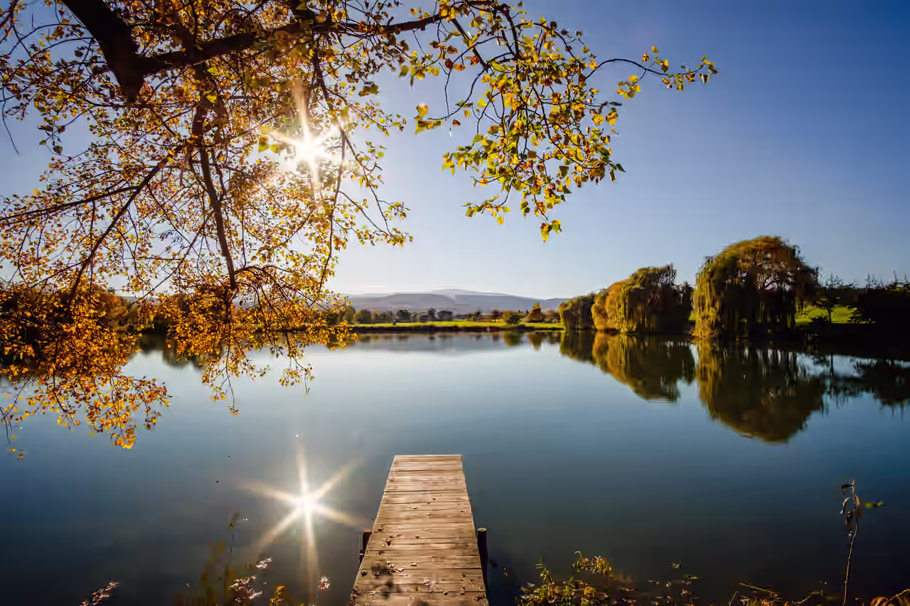 Blick über einen See Richtung Brocken - Romantikwochenende im Harz
