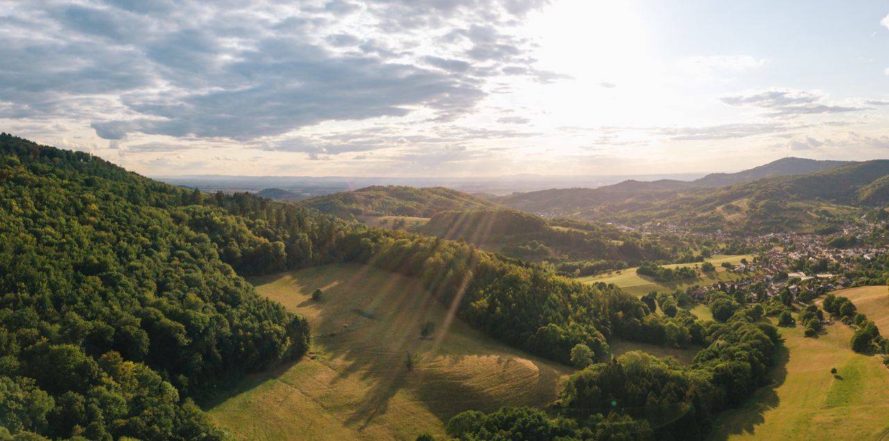 Der Odenwald bei Sonnenaufgang: Blick über das Tal