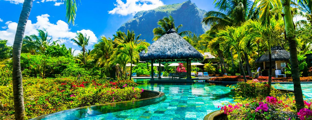 Hotelanlage auf Mauritius mit traumhafter Poollandschaft umgeben von schönen Gärten