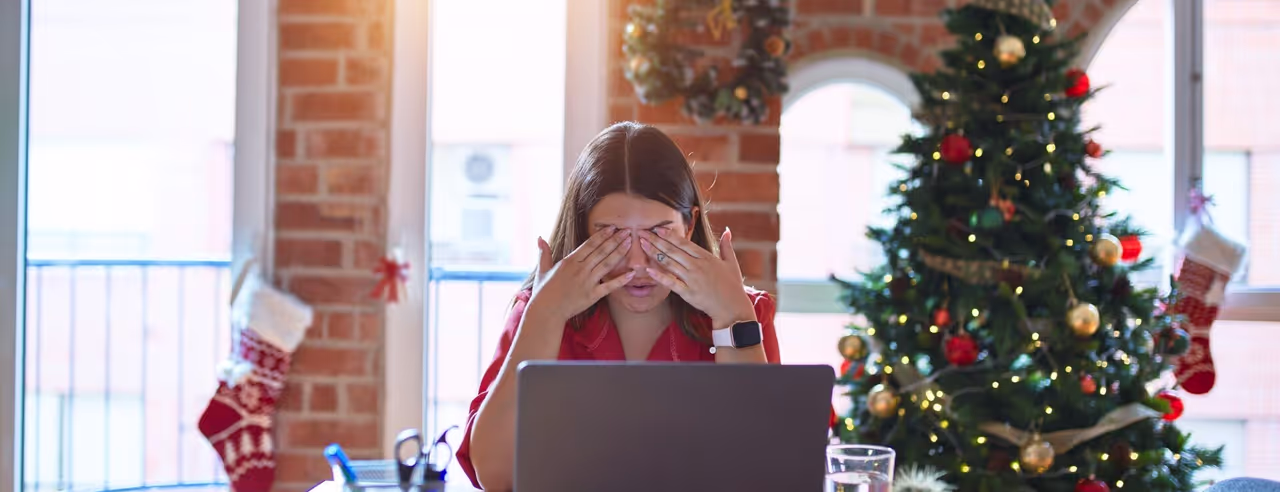 Frau am Laptop im Weihnachtsstress