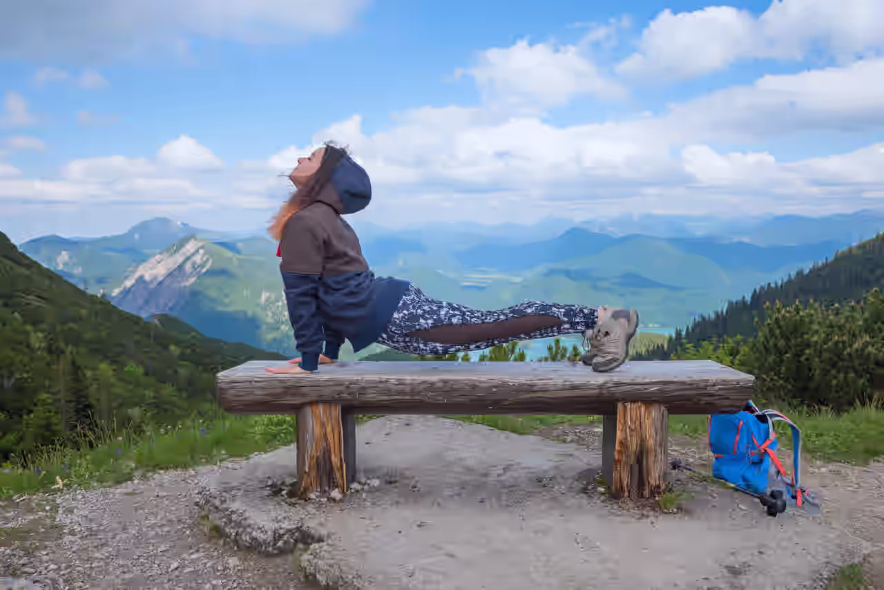 Eine Frau praktiziert Yoga mit Alpenblick in Deutschland