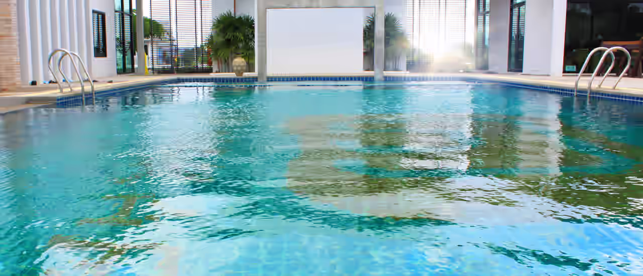 Das Hallenbad eines Hotels