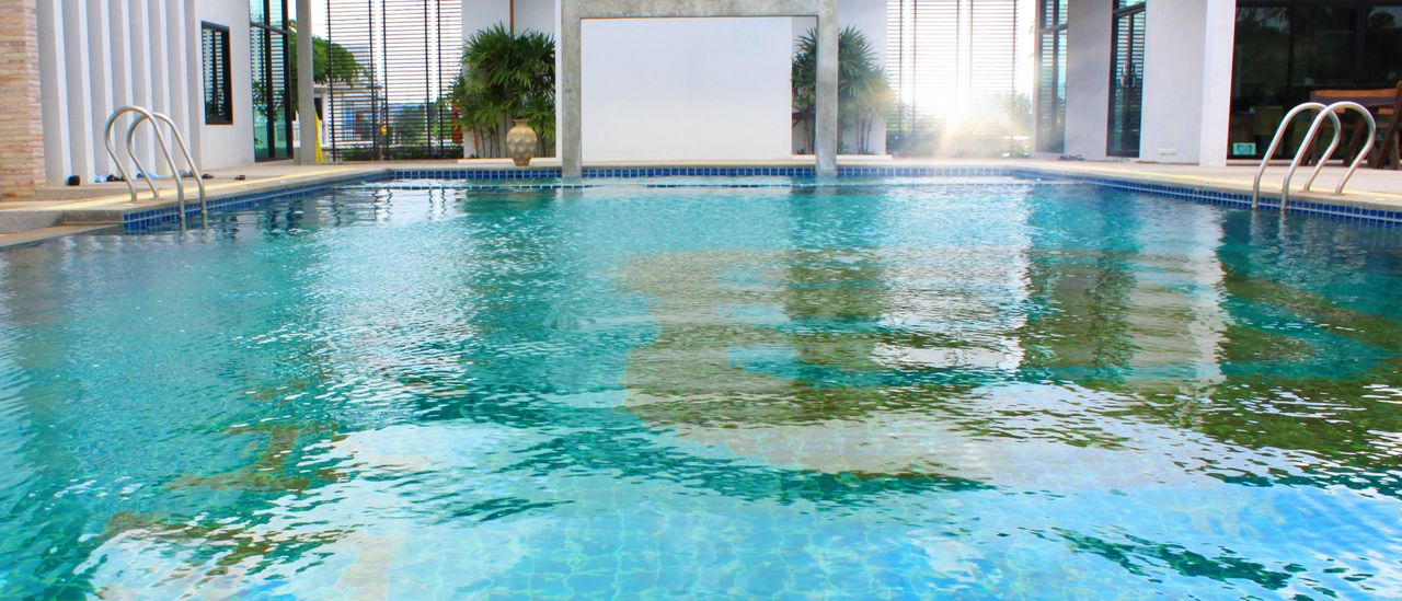 Das Hallenbad eines Hotels