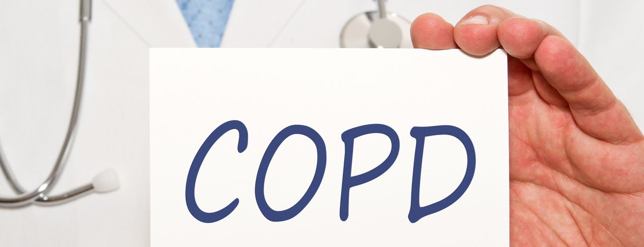 Ein Arzt hält ein Schild mit der Aufschrift COPD 