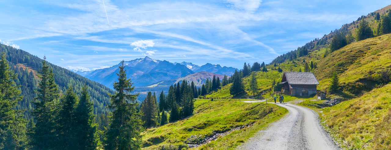 Wanderweg und Hütte in den österreichischen Alpen