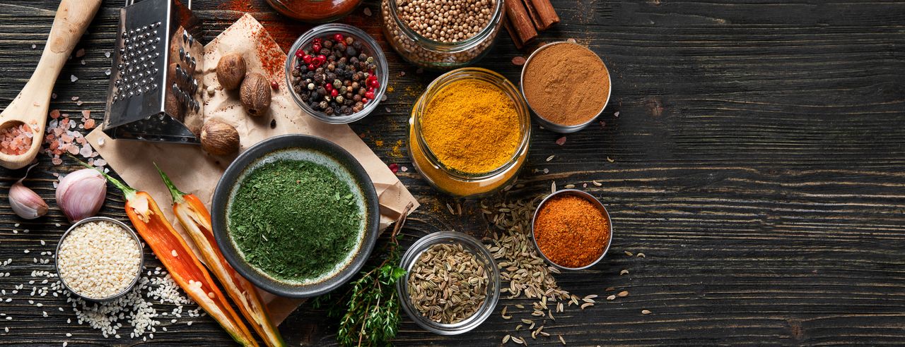 Verschiedene Zutaten und Gewürze