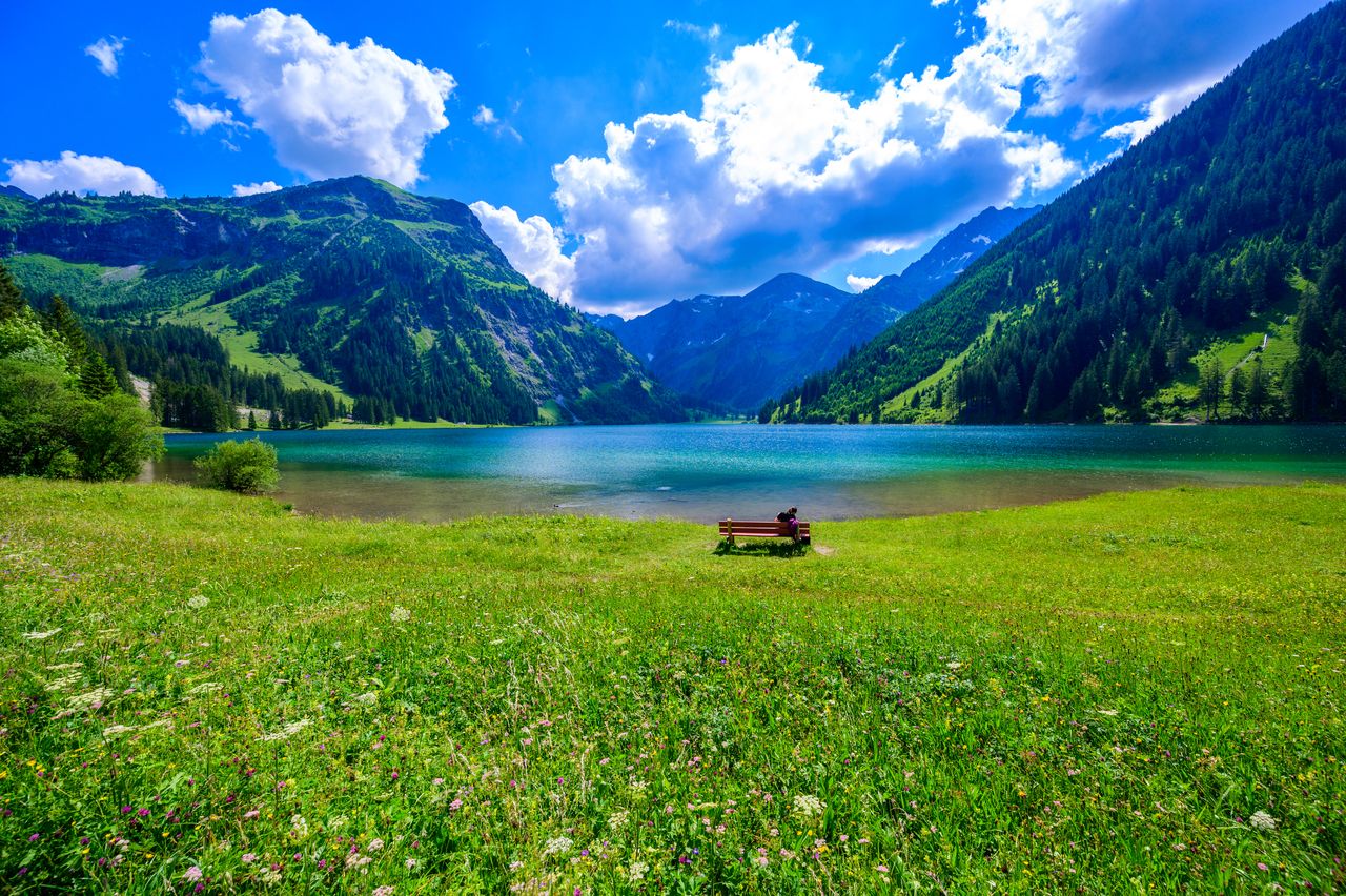 Tirol im Sommer: Blühende Wiesen, klarer Bergsee und die alpine Landschaft