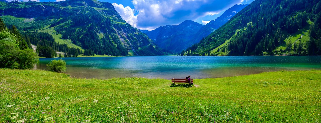 Tirol im Sommer: Blühende Wiesen, klarer Bergsee und die alpine Landschaft