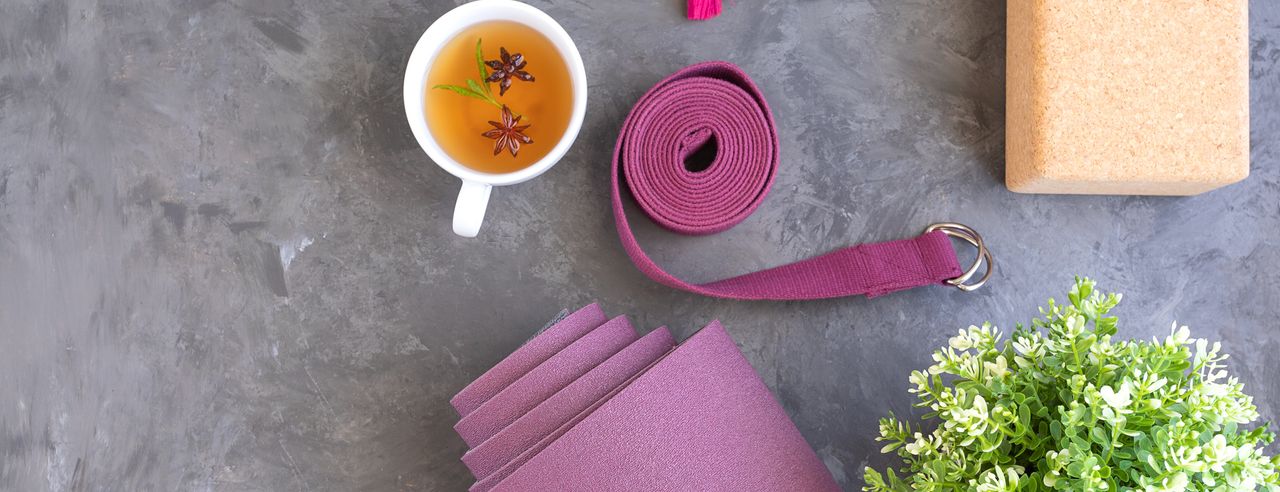Fasten Tee und Yoga Utensilien