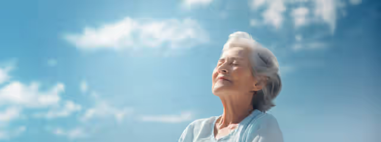 Ein Vernebler mit Maske bläst Aerosole in die Luft