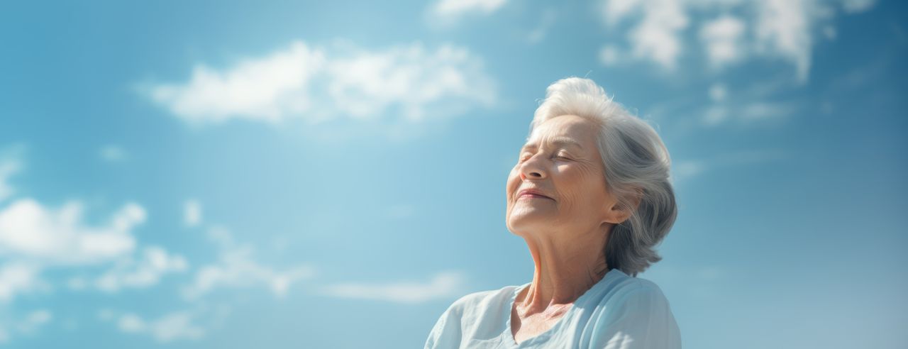 Una anciana respira profundamente liberada del dolor gracias a la meditación