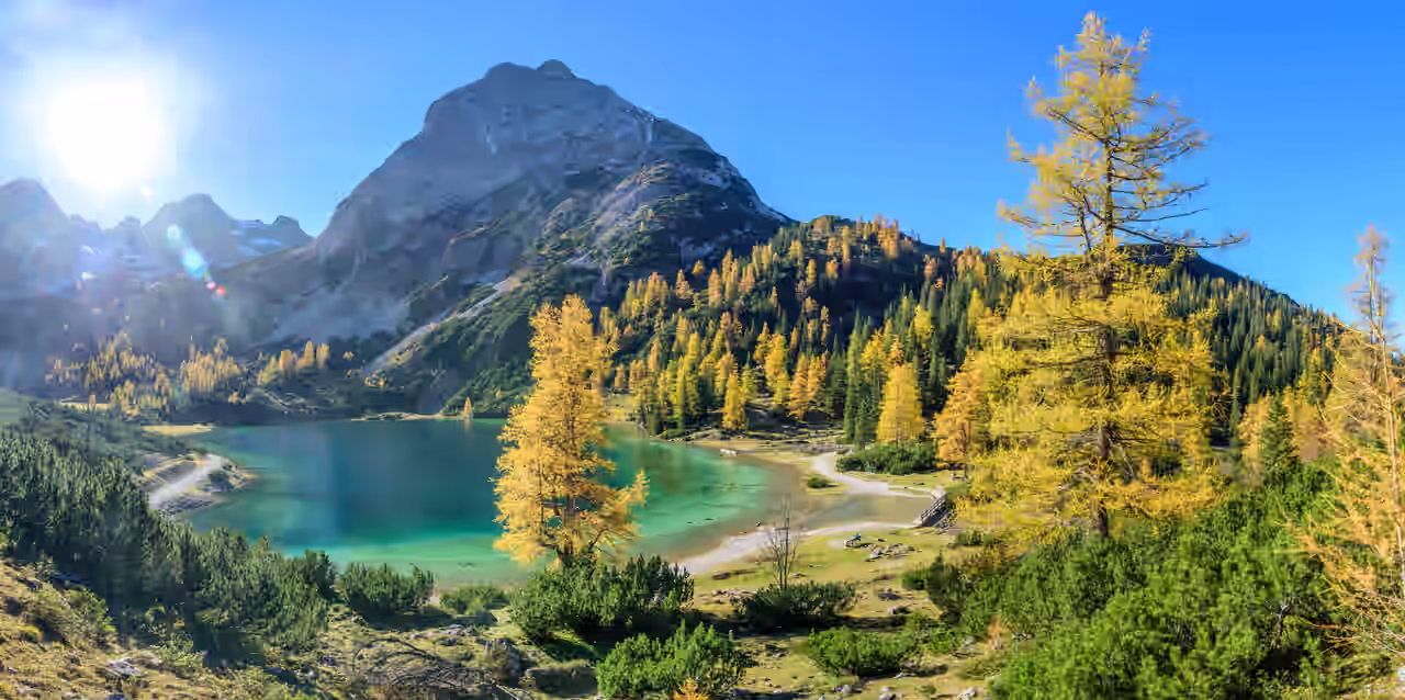 Die Berge Tirols mit dem klaren Bergsee während des Kurzurlaubs erleben