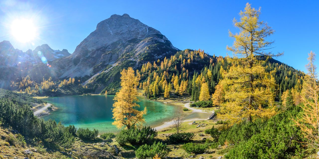 Die Berge Tirols mit dem klaren Bergsee während des Kurzurlaubs erleben