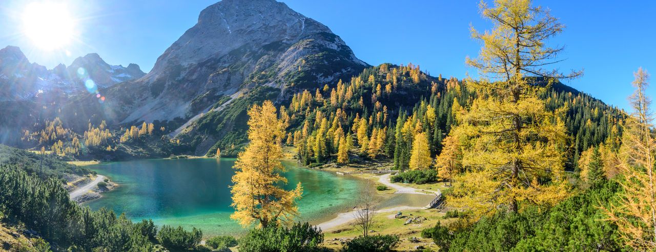 Die Berge Tirols mit dem klaren Bergsee während des Kurzurlaubs erleben