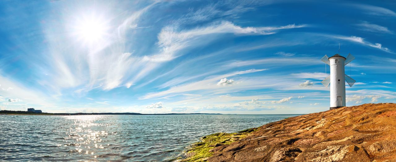 Panoramabild eines Leuchtturms am Meer in Swinemünde, Polen