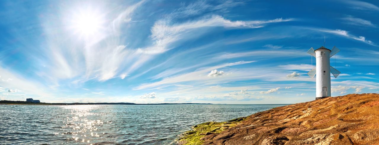 Panoramabild eines Leuchtturms am Meer in Swinemünde, Polen