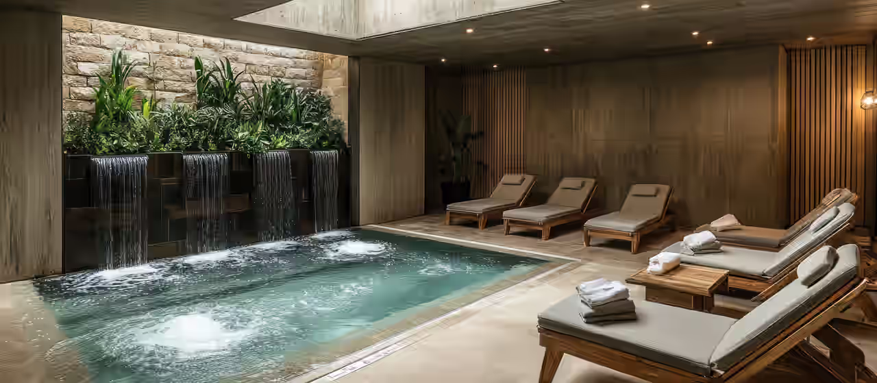 Inneneinrichtung eines Luxus-Boutique-Resort mit Pool.
