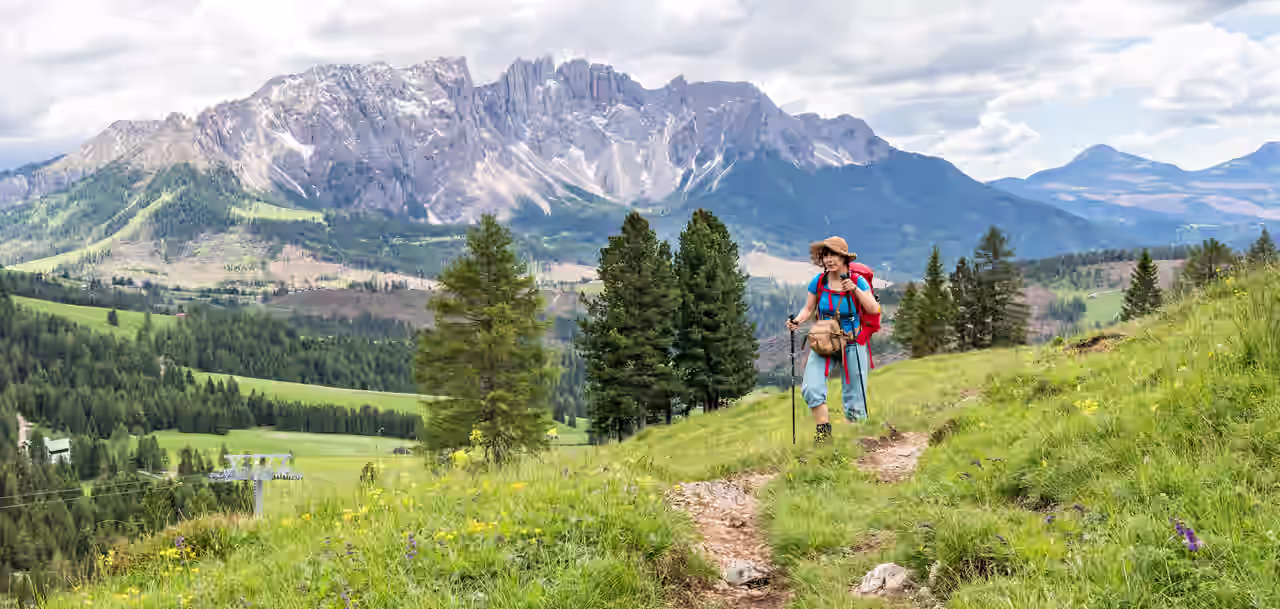 Frau wandert in den Dolomiten