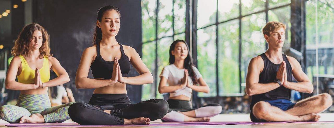 Eine Gruppe übt Yoga im Yoga und Sport Urlaub