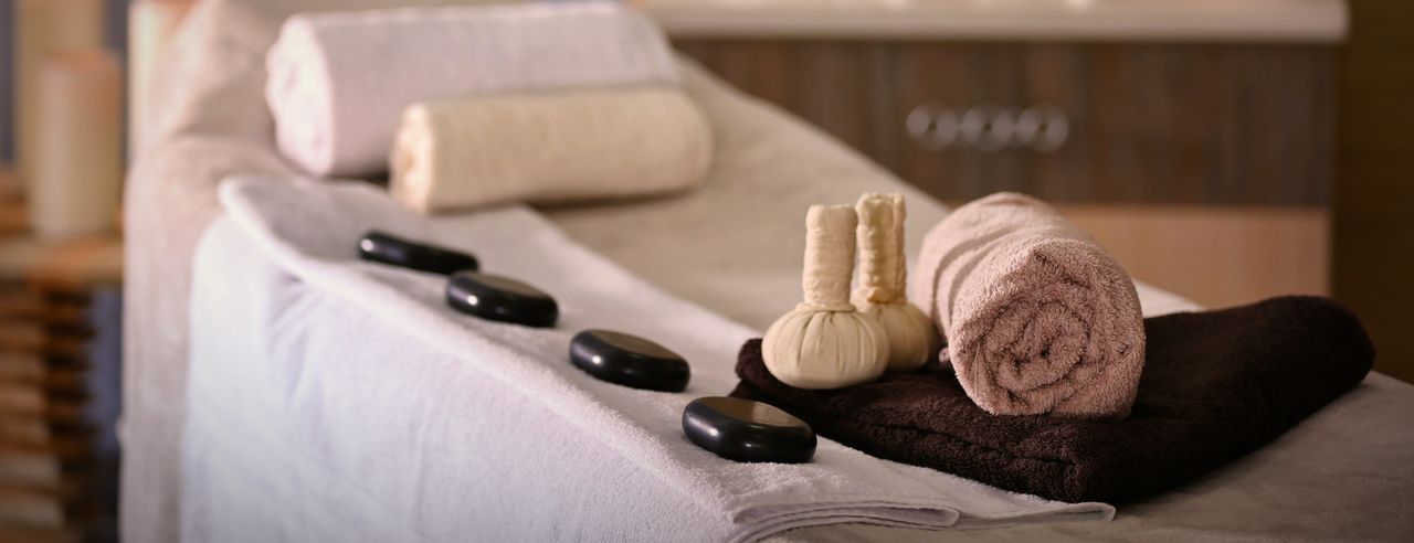 Massageliege mit Utensilien und Handtüchern für einen 2 Tage Wellness Urlaub