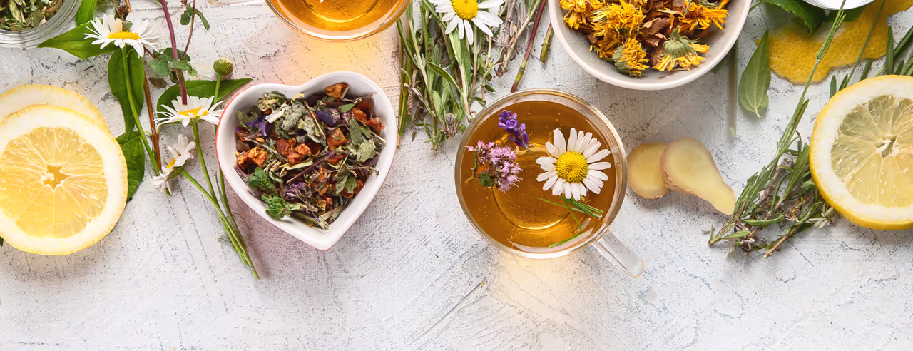 Varie erbe e tè ayurvedici