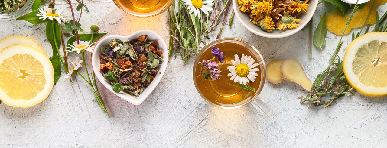 Différentes herbes et tisanes ayurvédiques