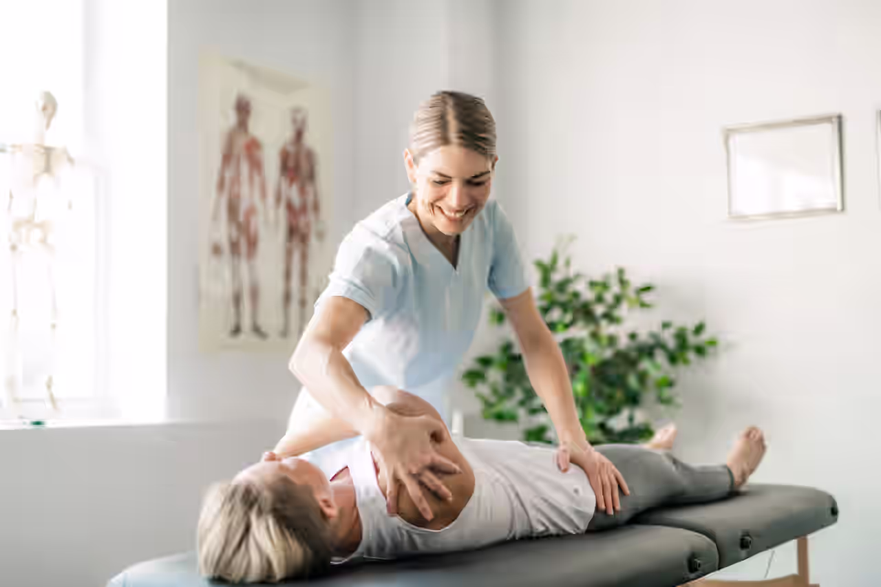 Eine Frau bei der Physiotherapie