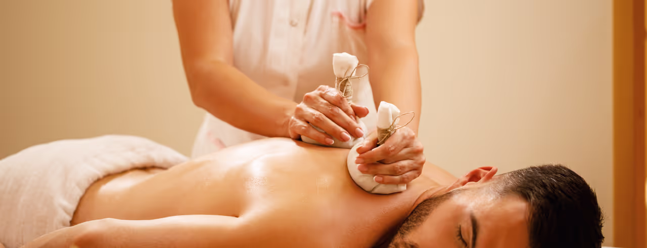 Eine entspannende Massage mit Kräuterstempeln