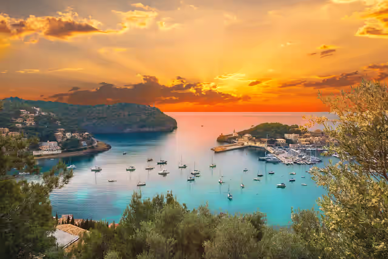 Eine Bucht in Palma beim Sonnenuntergang besichtigen im Sommerurlaub auf Mallaroca