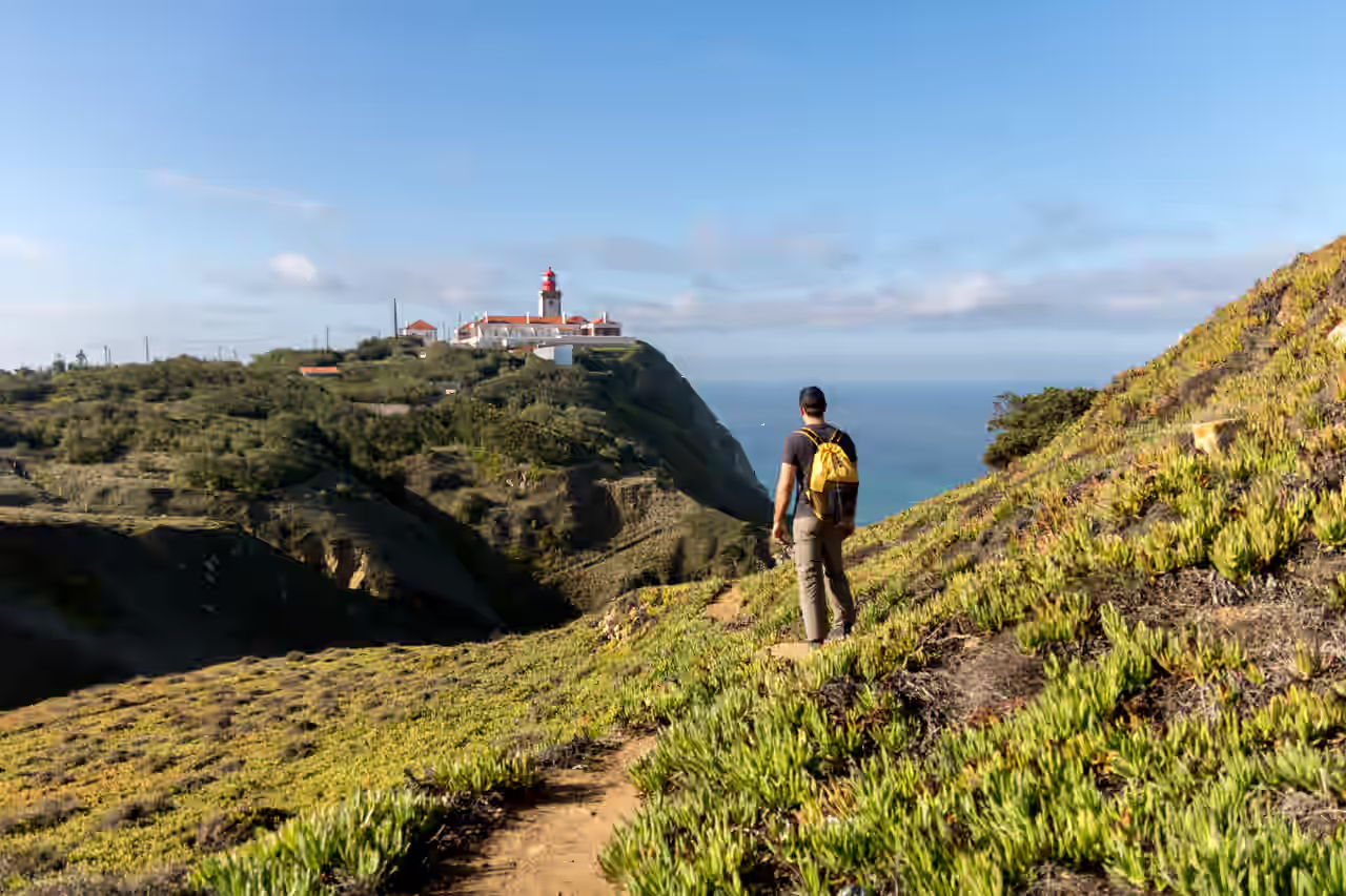 Mann beim Wandern in der Nähe des Leuchtturms Cabo Da Roca im Sintra-Gebirge in Portugal