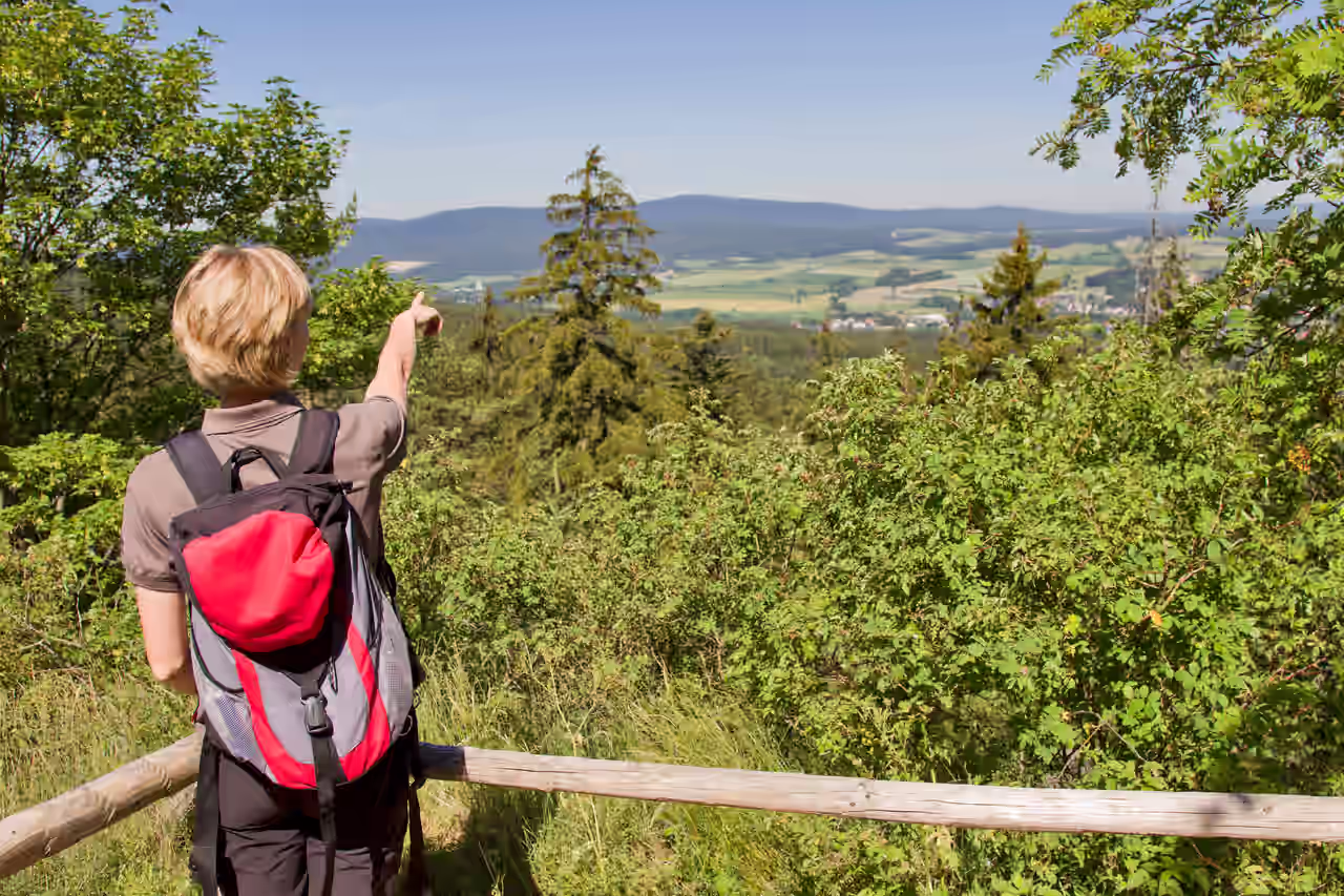 Eine Frau genießt die Aussicht in Oberfranken