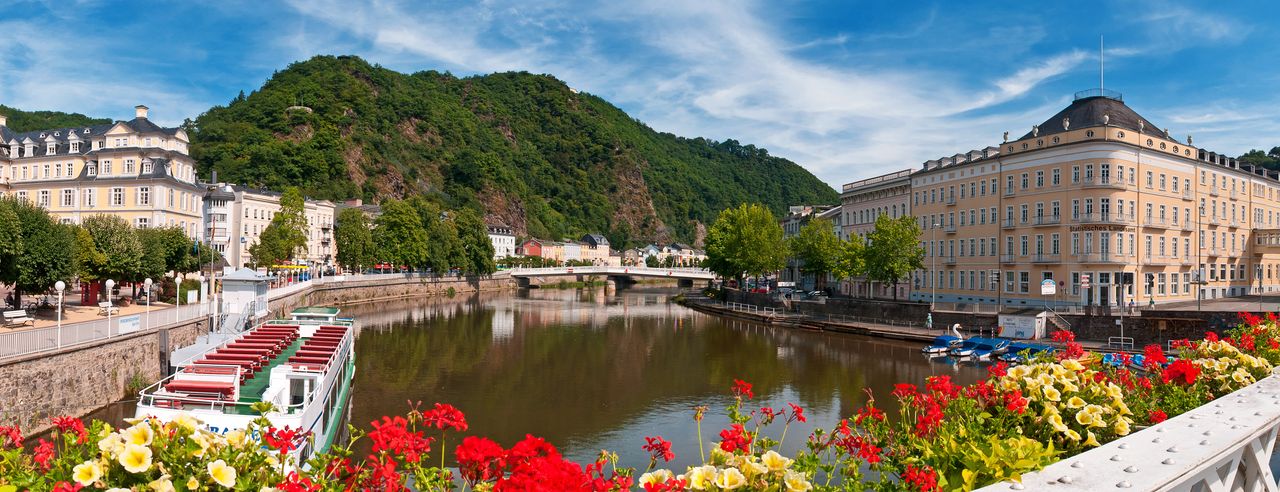 Kurviertel in der Pfalz, schöner Fluss, Altstadt und Berge