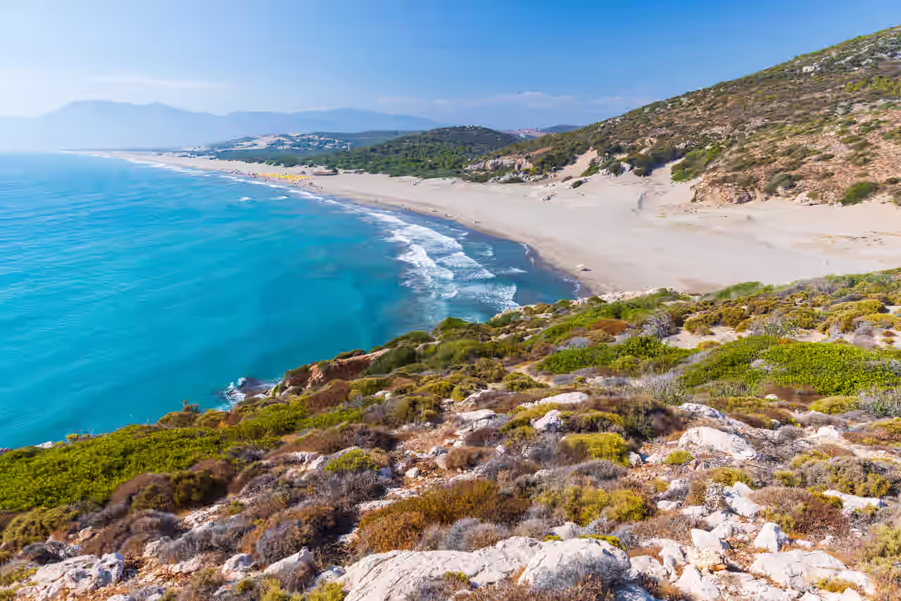 Strand und bergige bewachsene Küste an einem sonnigen Tag in der nähe der türkischen Stadt Patara