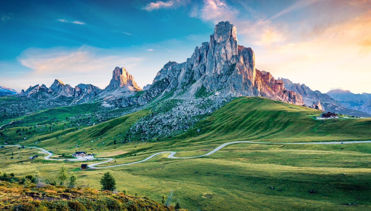 Die Dolomiten erstrecken sich bei Sonnenaufgang in die Höhe