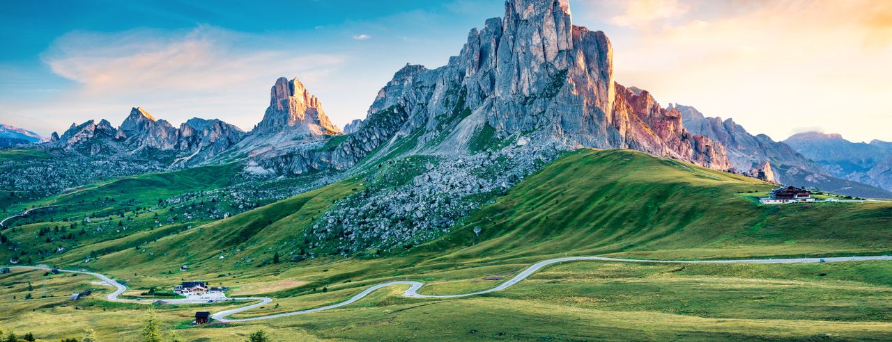 Die Dolomiten erstrecken sich bei Sonnenaufgang in die Höhe