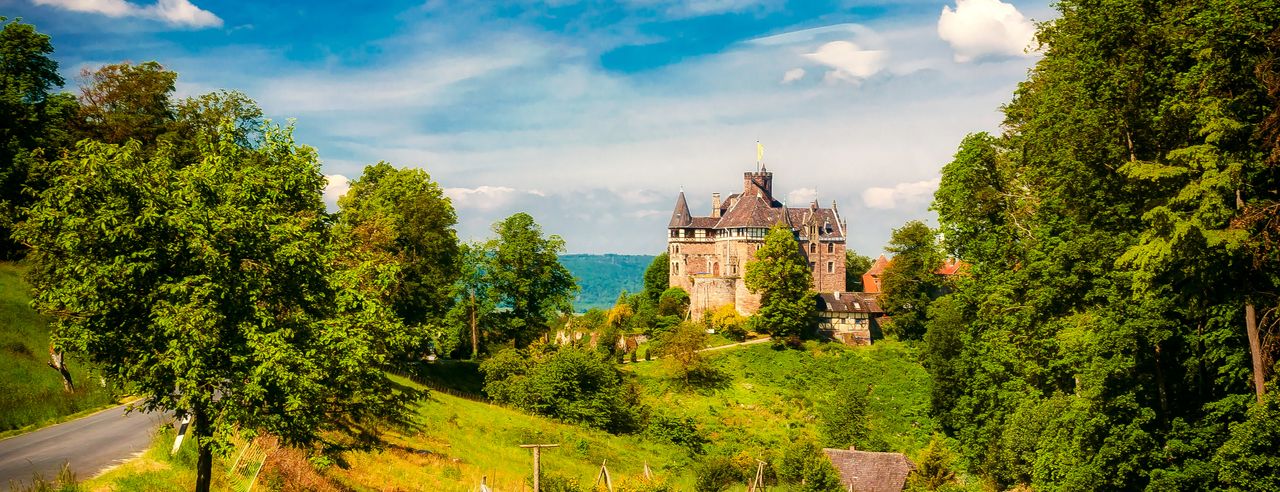 Deutschland im Sommer: Eine Burg inmitten von Grün