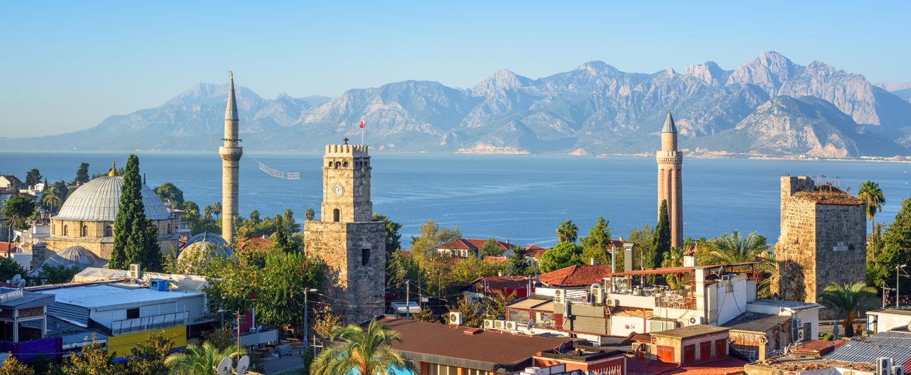 Eine Küstenstadt in der Türkei mit Meer und Bergen im Hintergrund