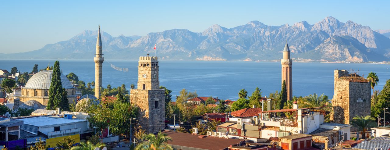 Eine Küstenstadt in der Türkei mit Meer und Bergen im Hintergrund