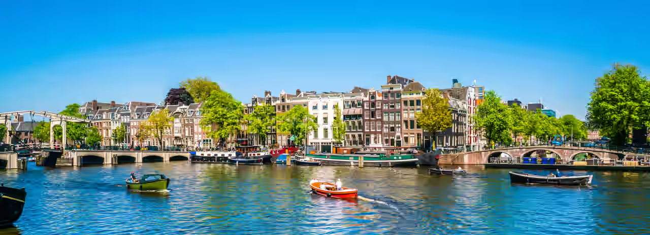 Blick auf eine Gracht und Grachtenhäuser in Amsterdam