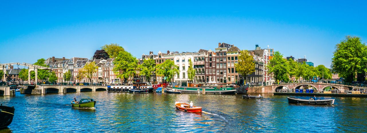 Blick auf eine Gracht und Grachtenhäuser in Amsterdam