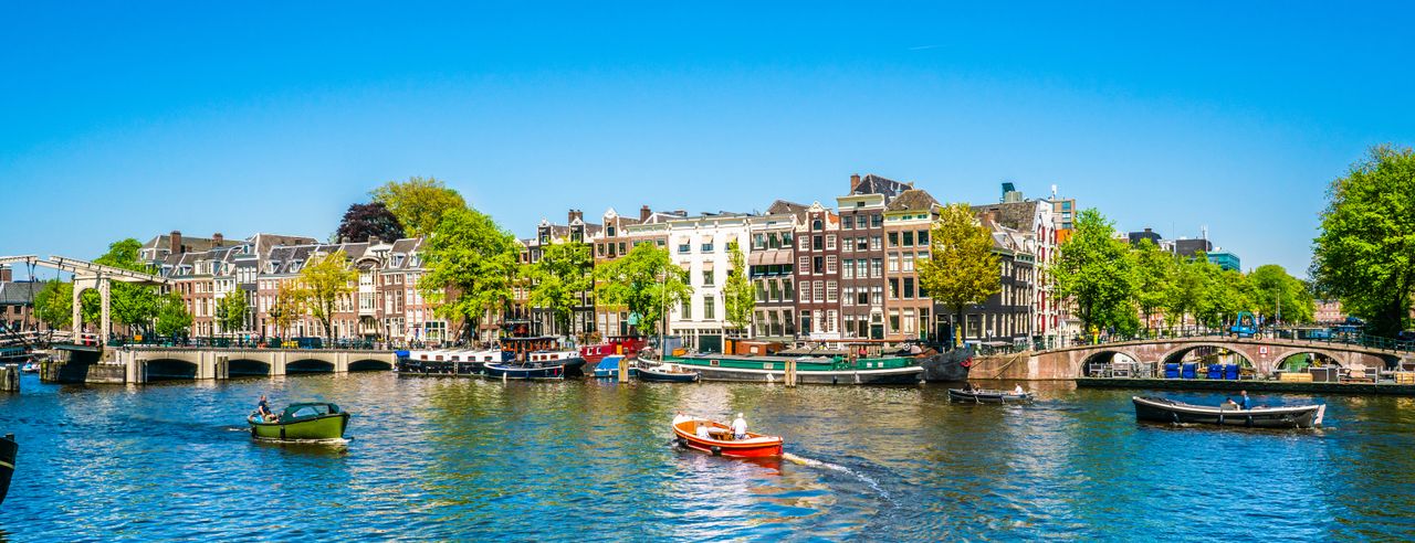 Blick auf eine Gracht und Grachtenhäuser in Amsterdam